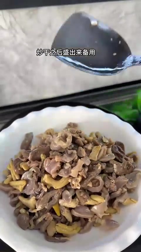 分享拿手菜酸辣鸡杂做法,香香辣脆超下饭