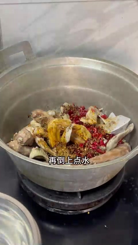 自己在家捣鼓卤鸭脖鸭翅，香辣够味真好吃