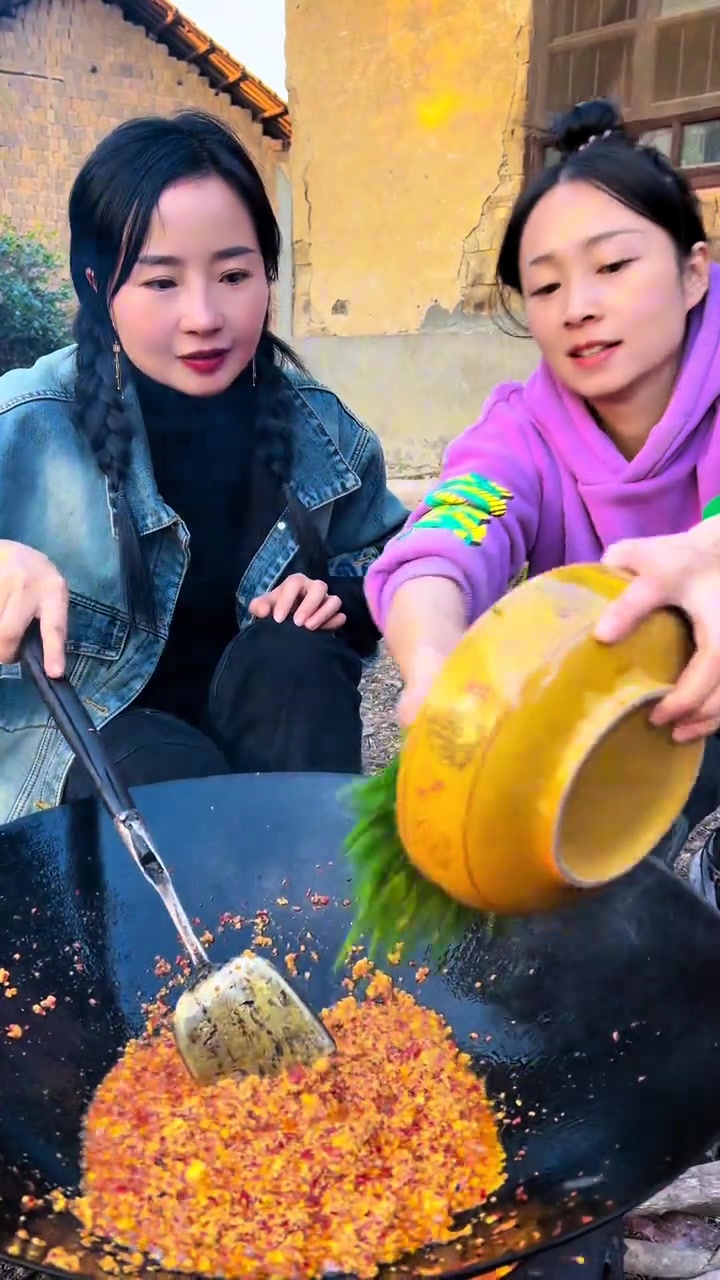 现挖的野葱炒上霉豆腐,超下饭,你们有没有吃过呢?