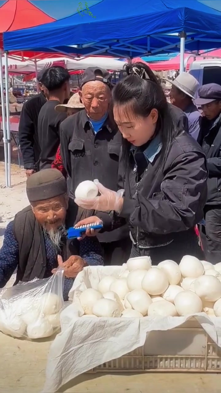 101岁寿星骑三轮车赶闲集，日常生活分享 #老人的快乐时光 #记录老人 #老人的幸福生活