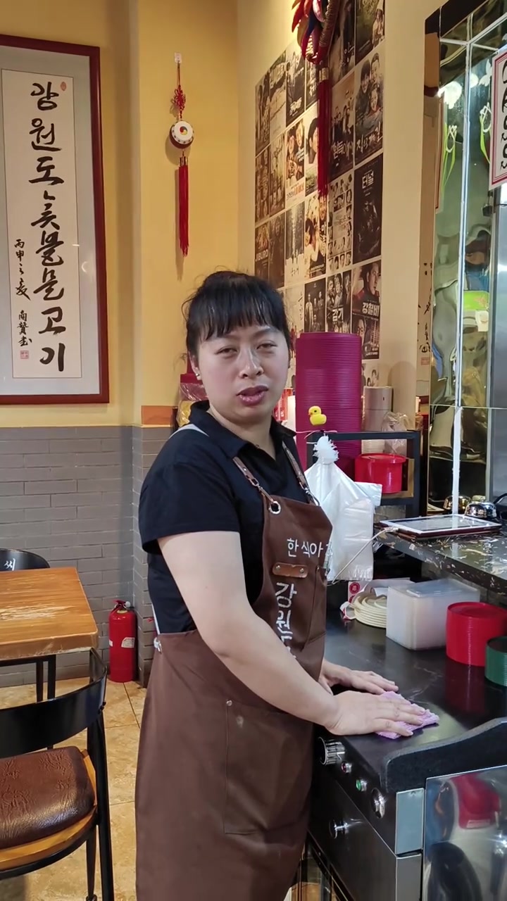 昆明餐厅服务员薪资揭秘,江源道炭火烤肉实拍!