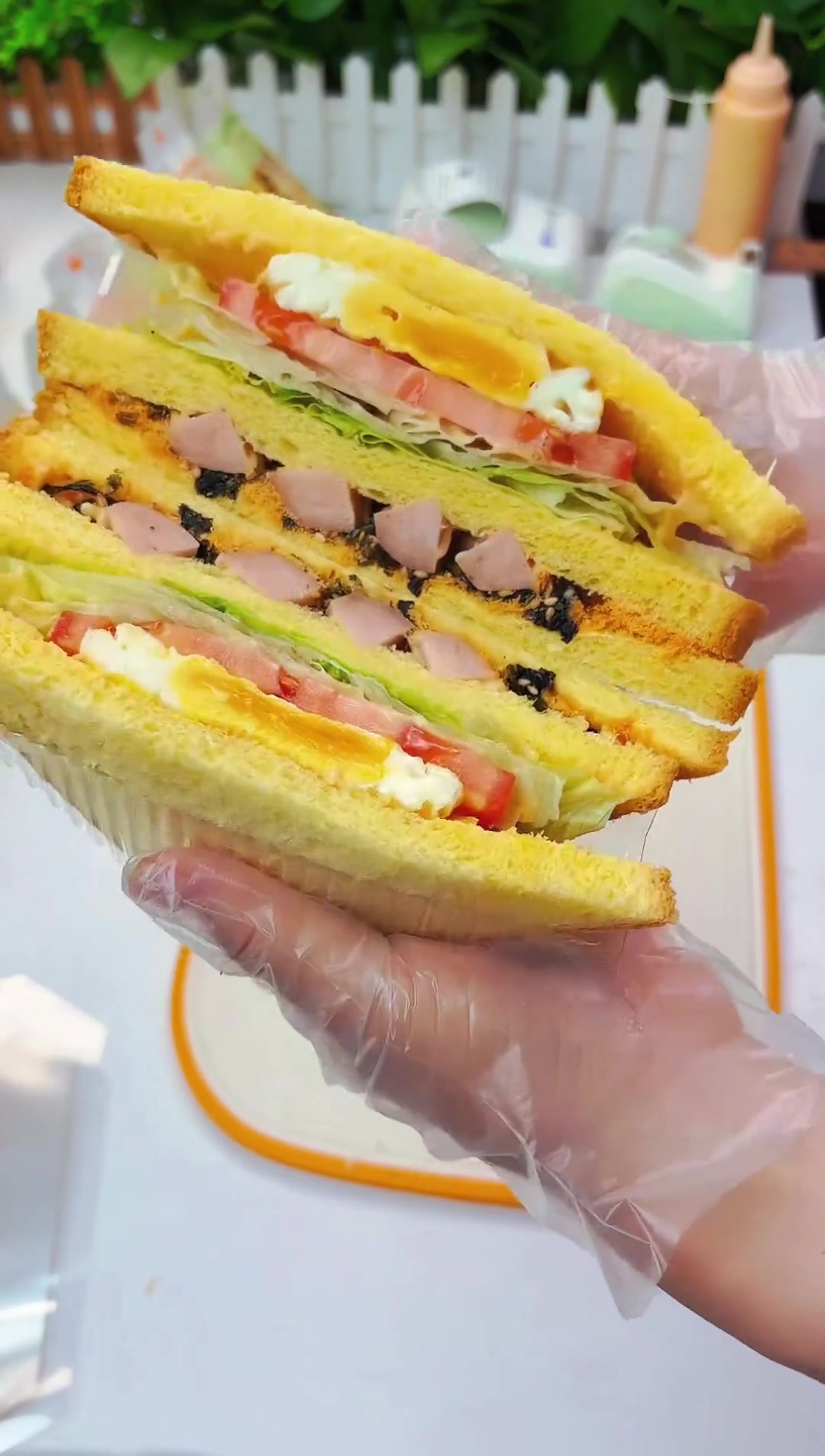 今日美食分享，三角黑椒肉肠三明治