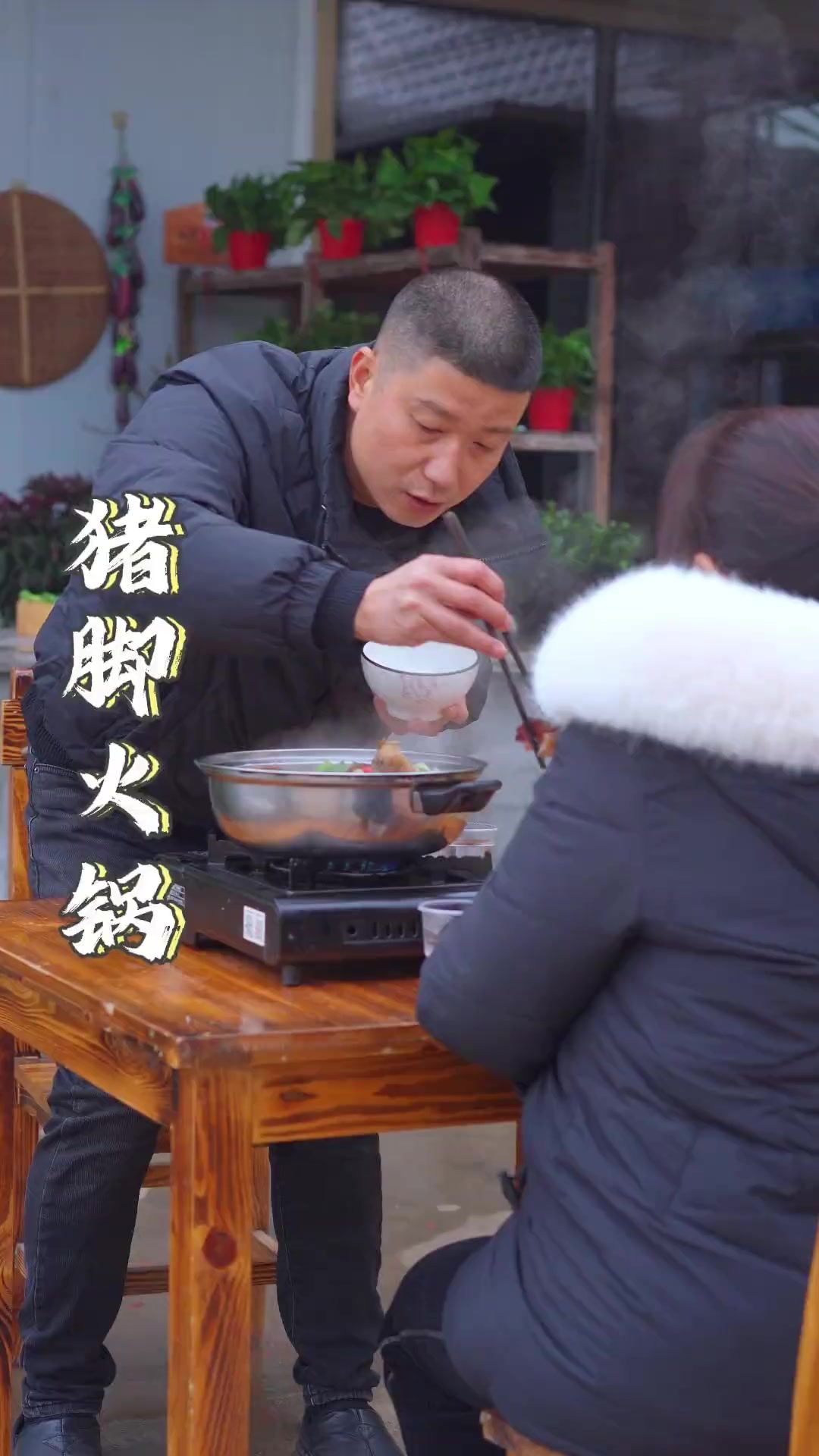 老婆没在家、简单的做个腊猪脚火锅、这手艺都要胜过她了