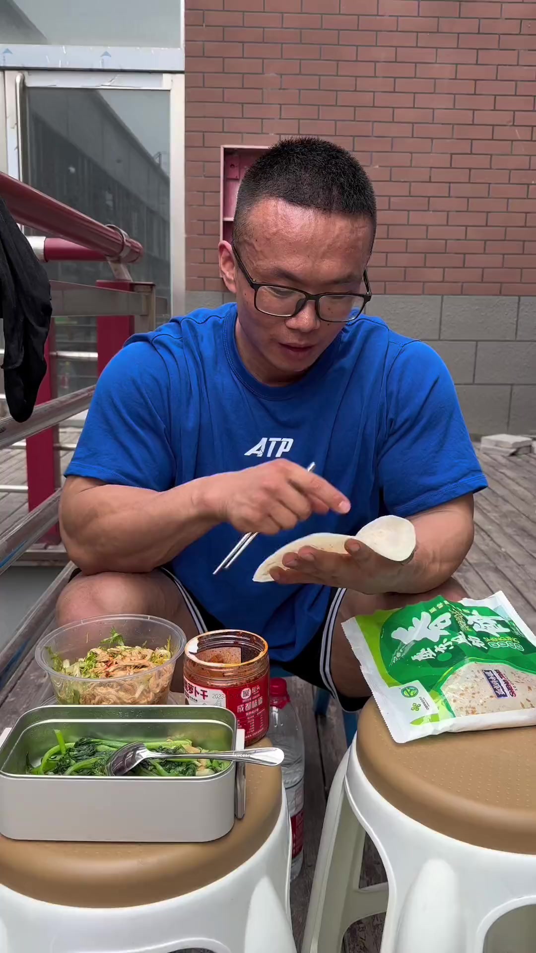 真是香啊,300克春饼150克纯碳水,200克熟鸡胸肉50左右蛋白质