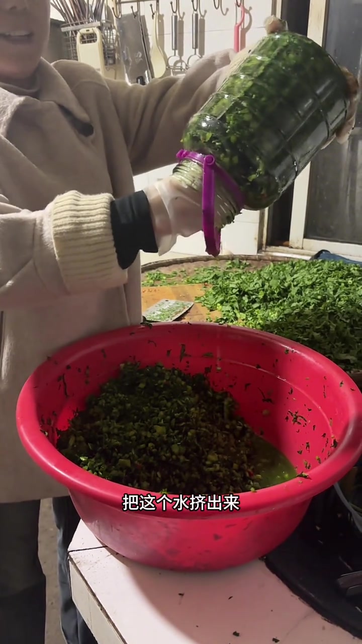春天来了,万物复苏,农村遍地都是野腊菜,只需几步就能做出好吃又下饭的小咸菜,留住春天的美味