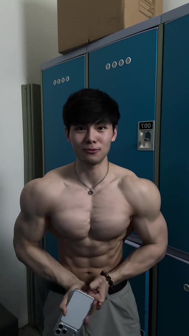 网上你看到的肌肉男都是充完血找完光线的视频所以平时爱健身的兄弟们别太焦虑!#健身 #光线 