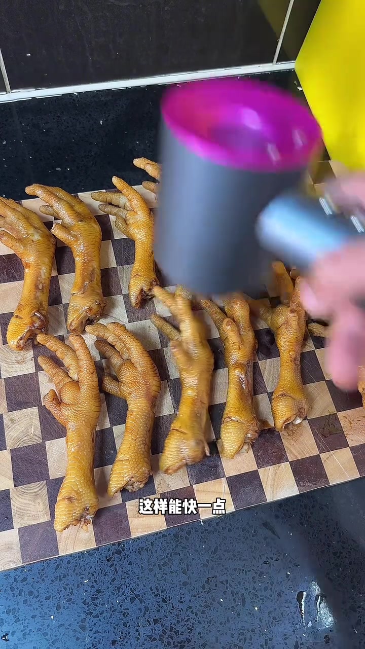 虎皮鸡爪做法快学，和臭宝配小麦果汁简直起飞！