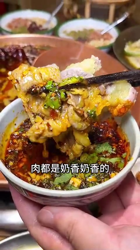 终于在成都吃到云南酸菜牛肉火锅，野菜菌子小吃超赞！