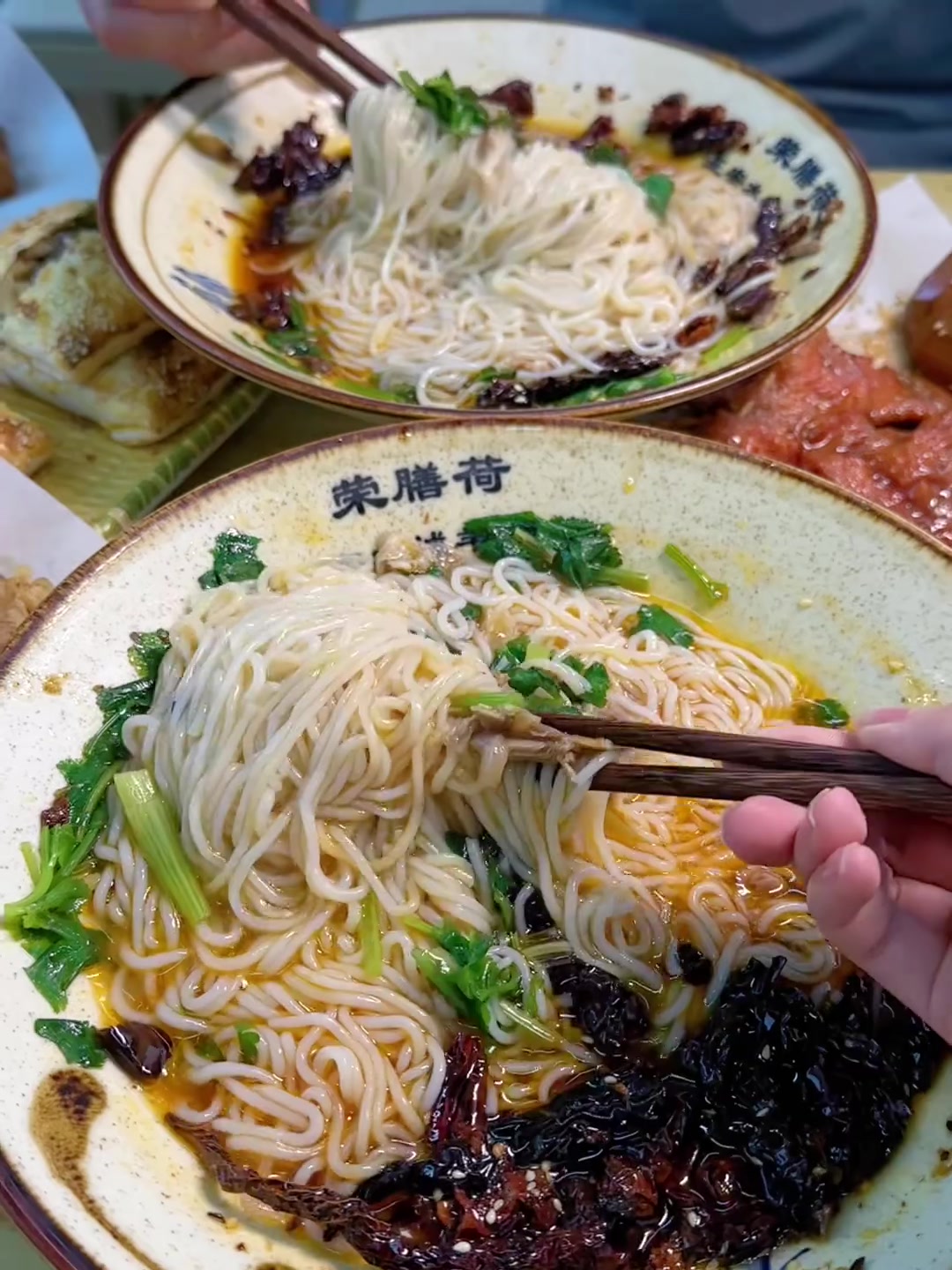 谁能拒绝暖乎乎的羊肉粉，还有油炸小吃和烤包子！