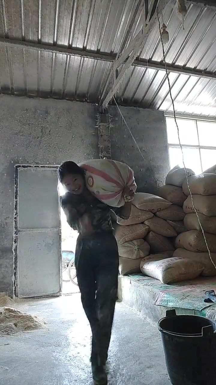 四十五公斤的农村养殖小女子，扛起五十多公斤的玉米还可以跳舞你们相信吗？