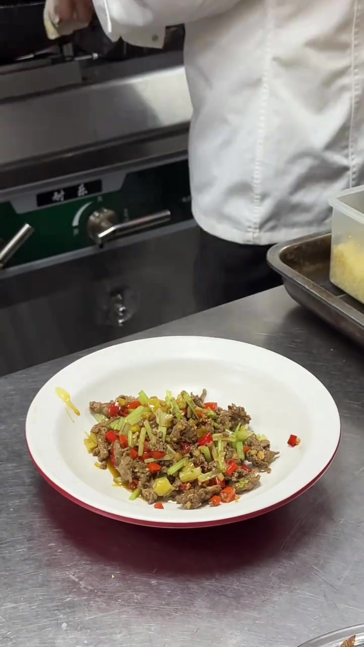 郑州厨师长教你做小炒黄牛肉,湘菜香辣下饭!