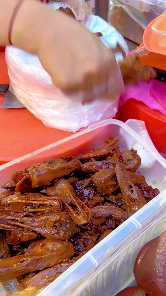 大户齐聚,看玲姐猪头肉几点清空,现卤现捞,郑州