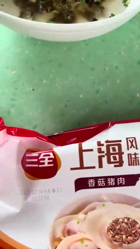 三全馄饨一包12个,配紫菜虾皮料包,简单方便