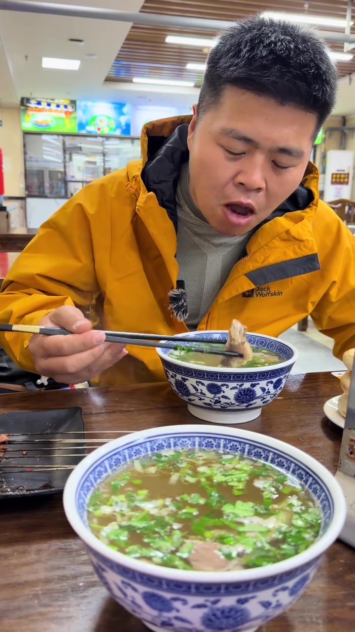 西安大唐不夜城,品尝地道水盆羊肉!