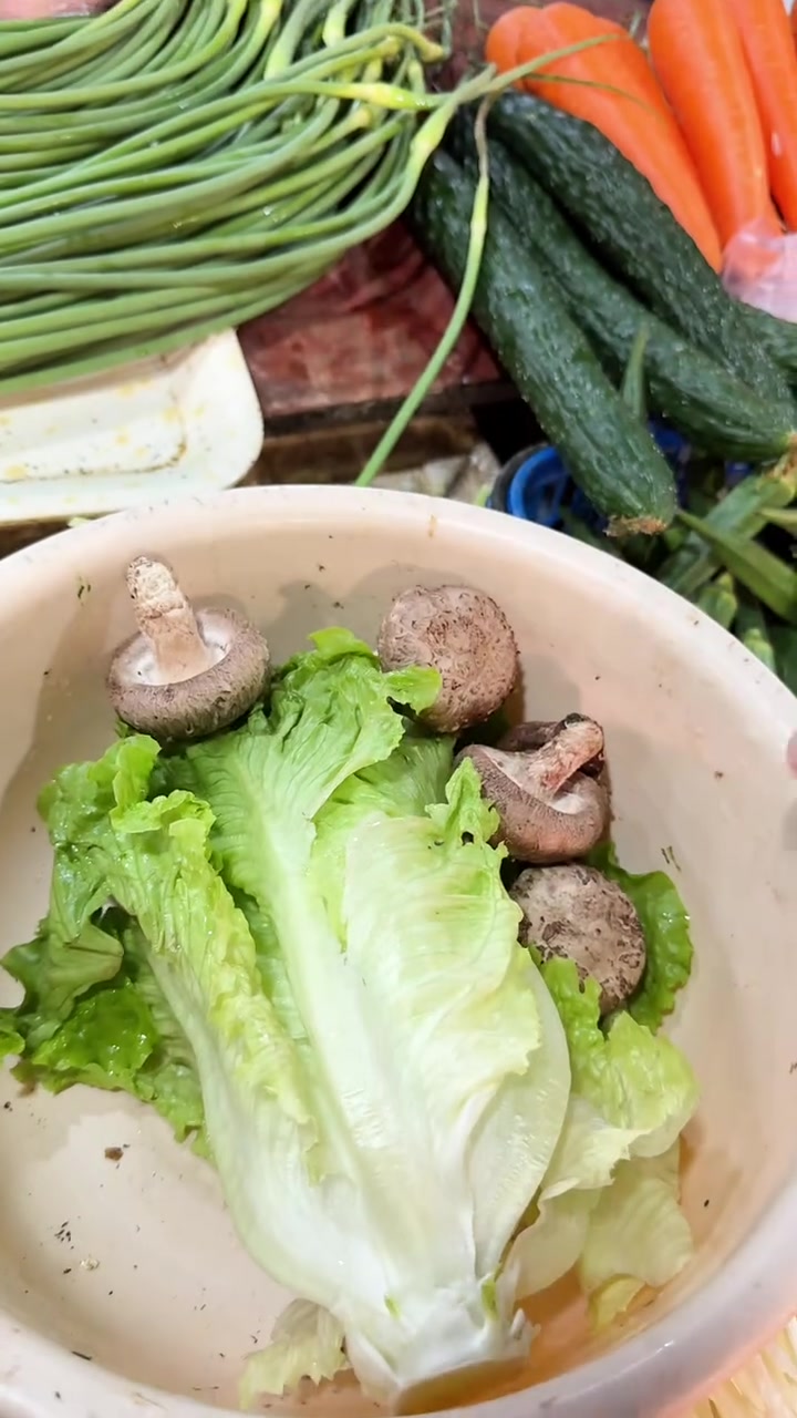 金沙泥虫粥制作分享，咸蛋黄沙沙口感搭配脆泥虫