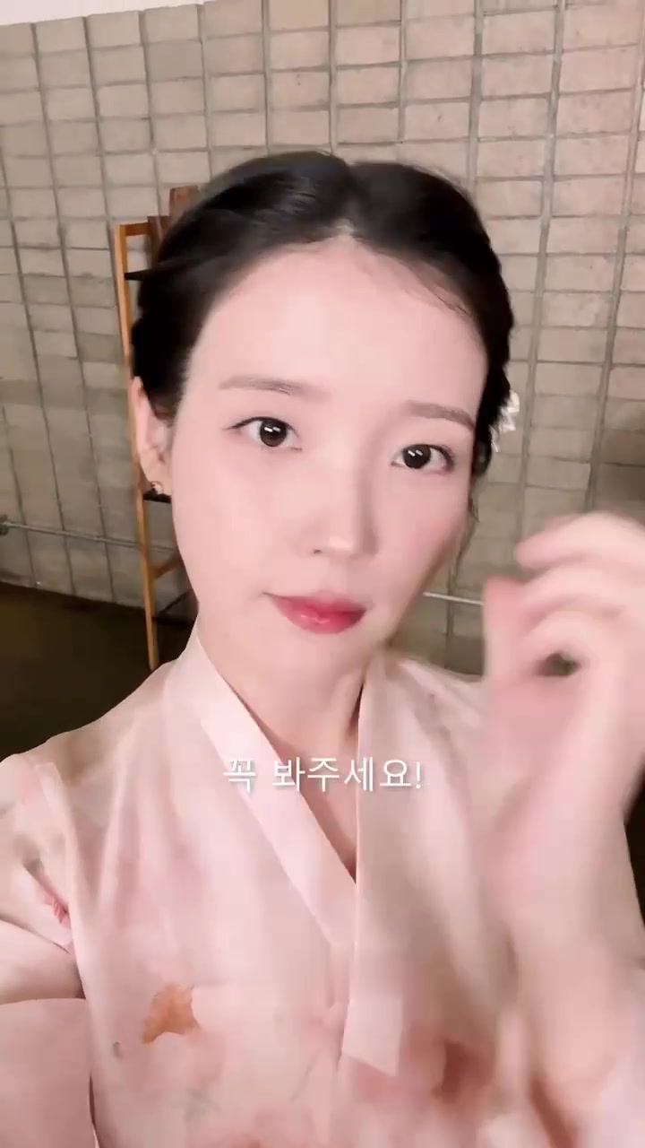 IU,穿韩服用了很火的AI配音，庆祝官方ins破百万