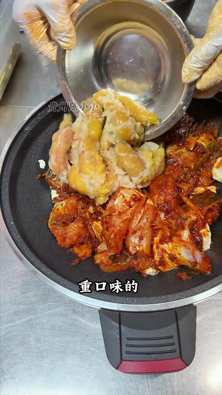 贵州人吃辣椒太权威,手搓糊辣鱼,糊辣椒的正确打开方式