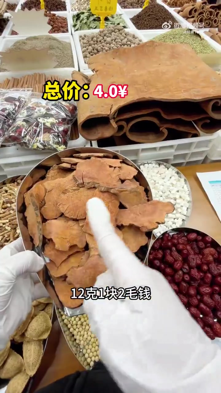 #莫氏鸡煲公开秘方#莫叔大方公开鸡煲秘方:“五指毛桃、土茯苓、茯苓、陈皮、姜、黄豆、红枣。
