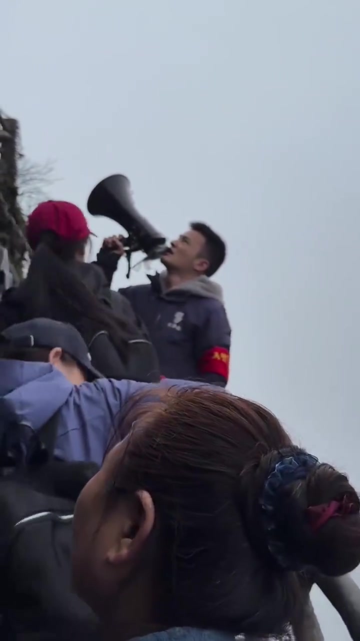「#梵净山景区工作人员是懂情绪价值的#」爬山半路被堵到没脾气?别急!工作人员拿着小喇叭现场