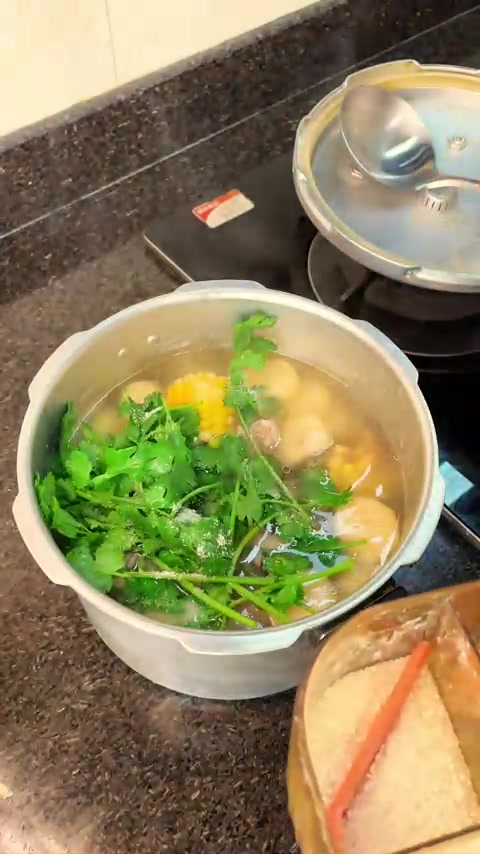 这样做的马蹄排骨玉米汤太好吃啦。汤鲜味美,做法简单又美味
