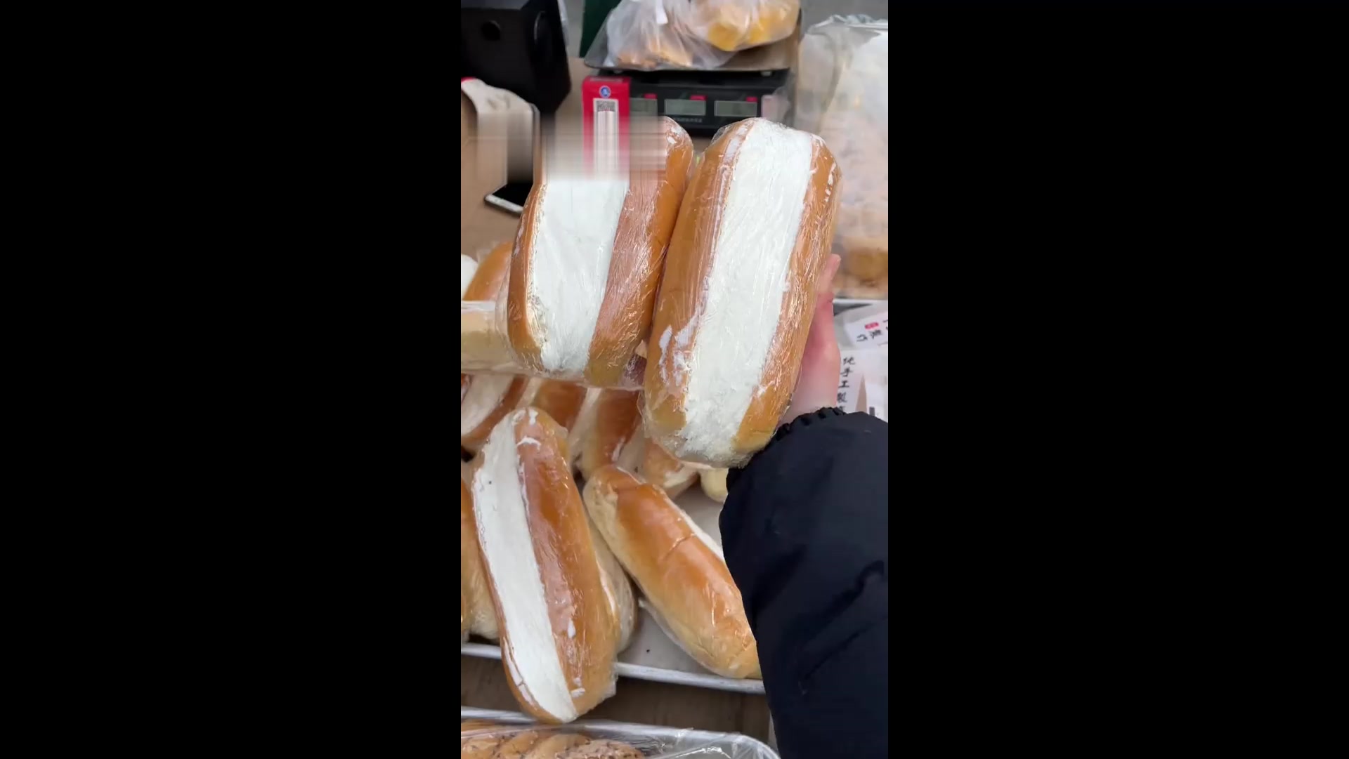你们还记得小时候吃过的老奶油夹心面包吗 现在还是那个味道