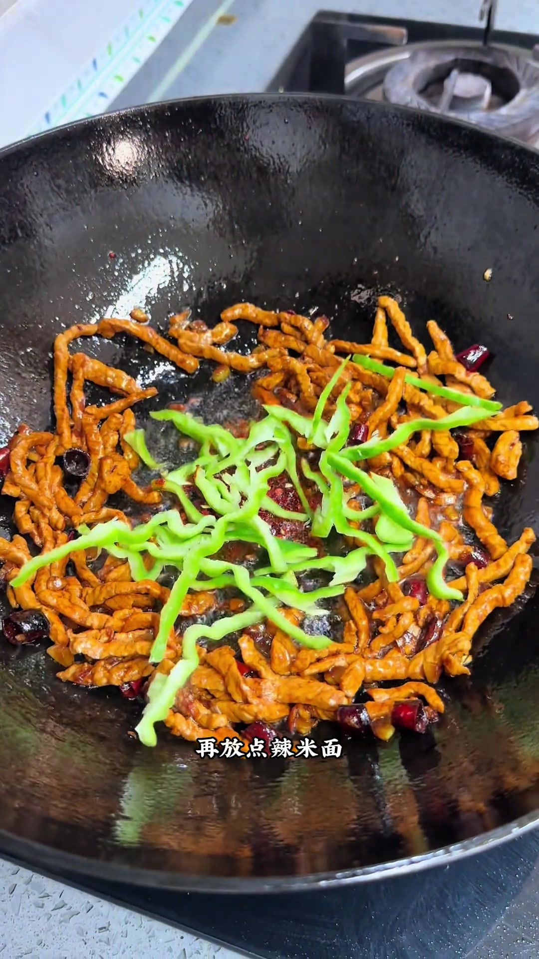 肉丝炒莜面鱼鱼，香到小助理抢着吃