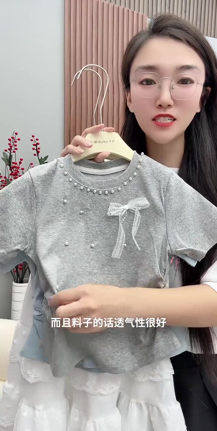 女童夏季穿搭来啦～高弹力精梳棉蝴蝶公主短袖搭配三层蕾丝蛋糕裙,气质又显白,这一搭配超美哒～