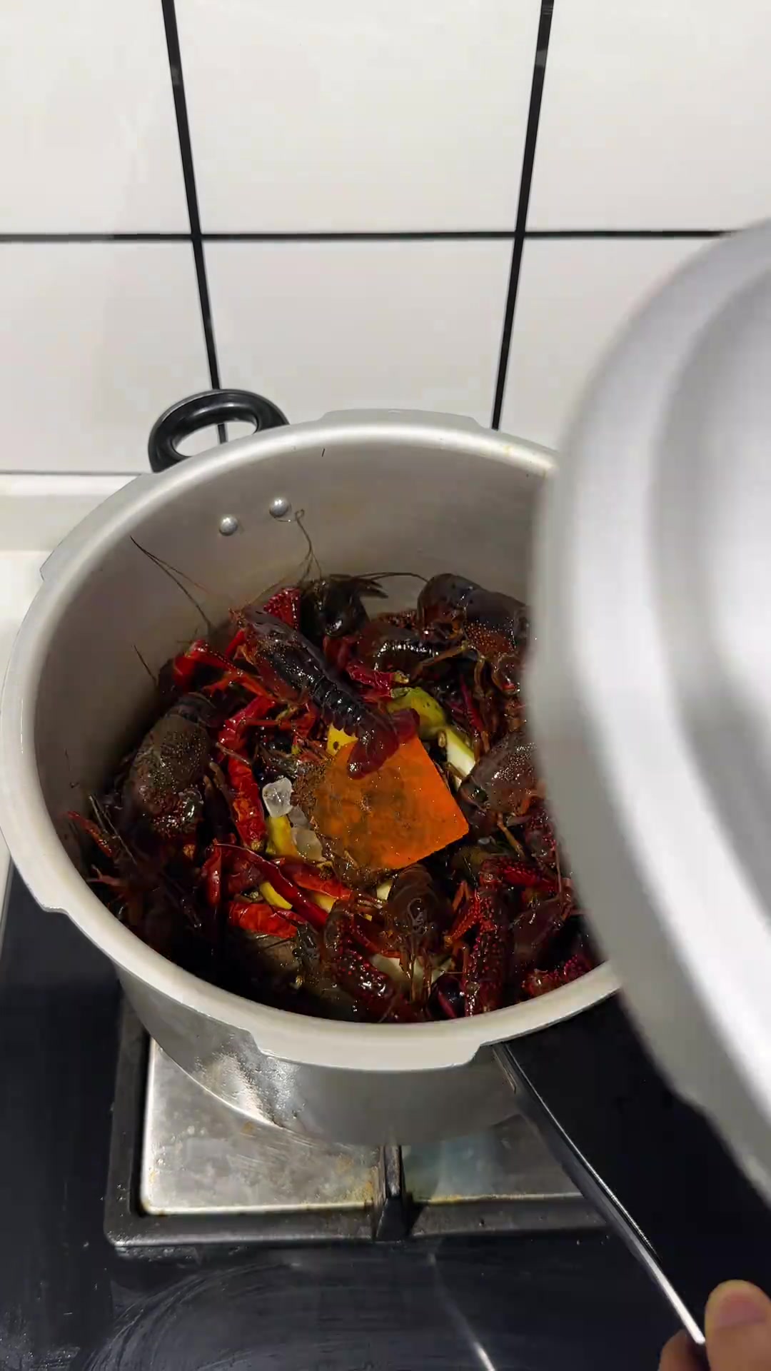 吃虾季到啦！麻辣小龙虾配啤酒太满足