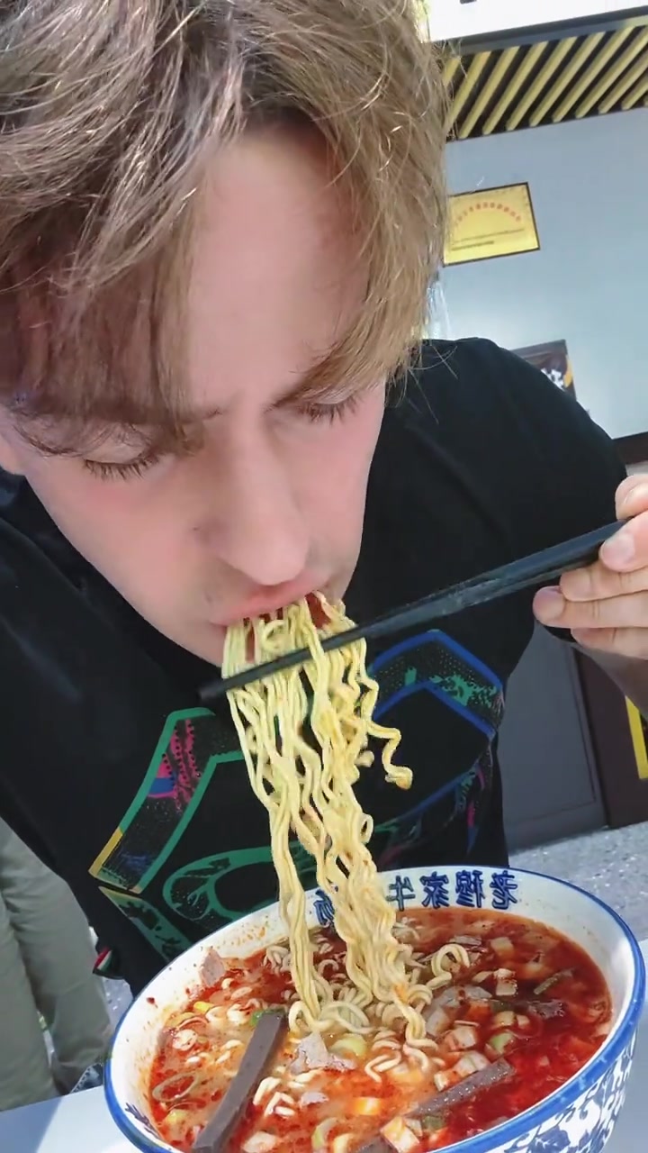 妈妈,快看洛阳特色牛肉汤!