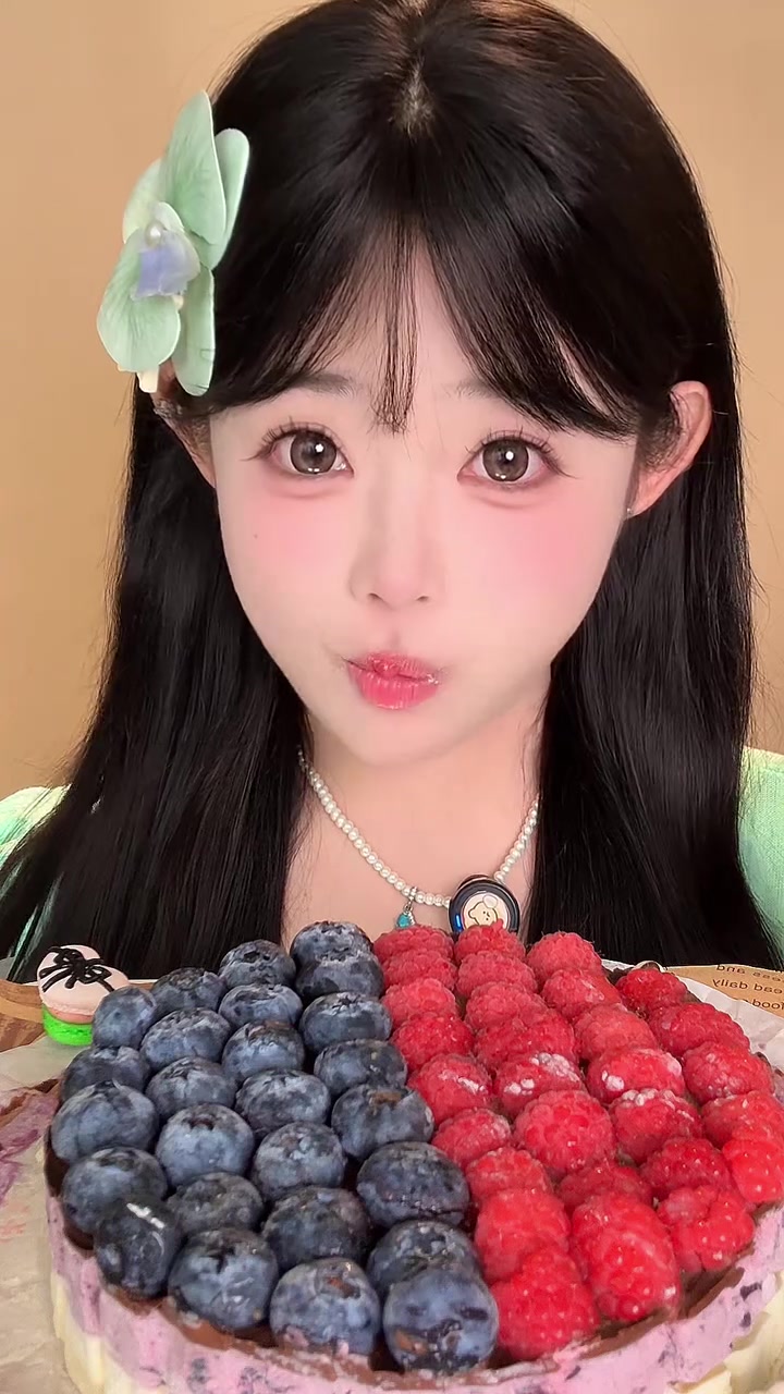 漂亮小蛋糕啃啃 #沉浸式吃播 #甜品 #喜爱度激励计划
