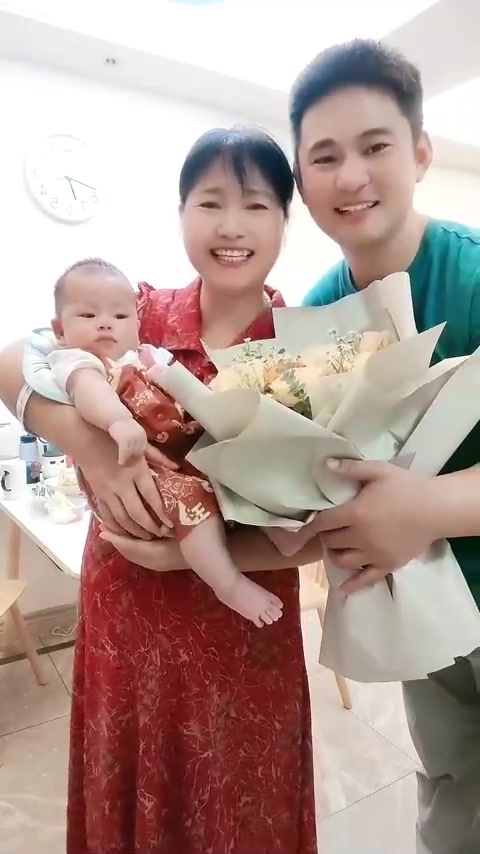 谢谢儿子媳妇送的生日礼物!鲜花蛋糕化妆品,我很温暖!