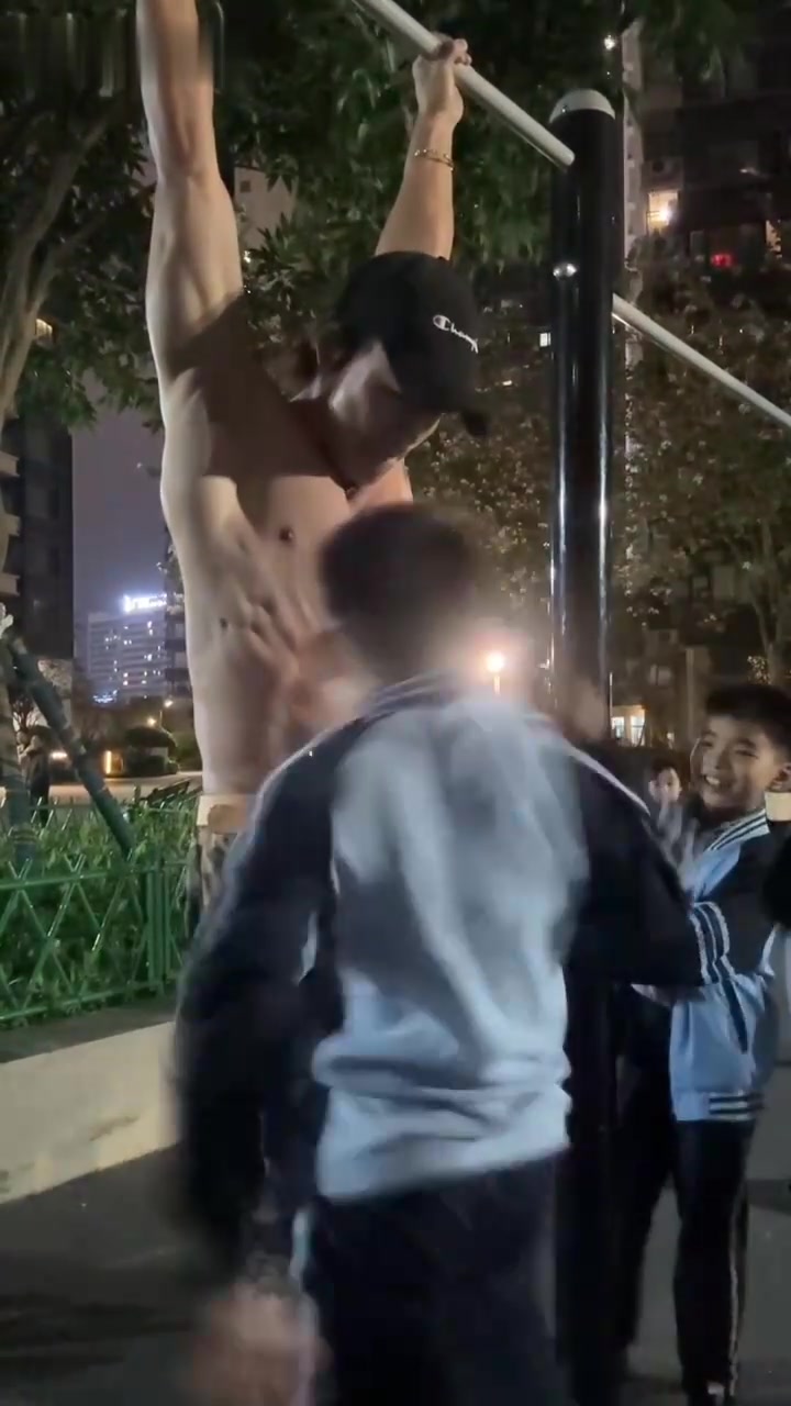 小朋友对肌肉男的腹肌击打