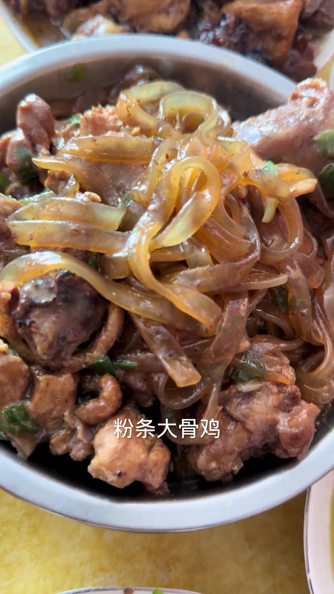 家乡的农家饭菜就是香，满满的一桌真是太香了