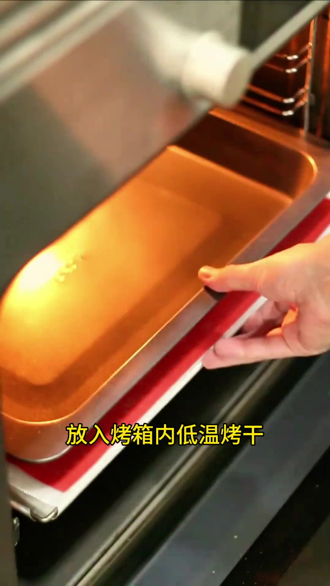 红虾黑鱼籽配鸡皮脆片西式开胃菜