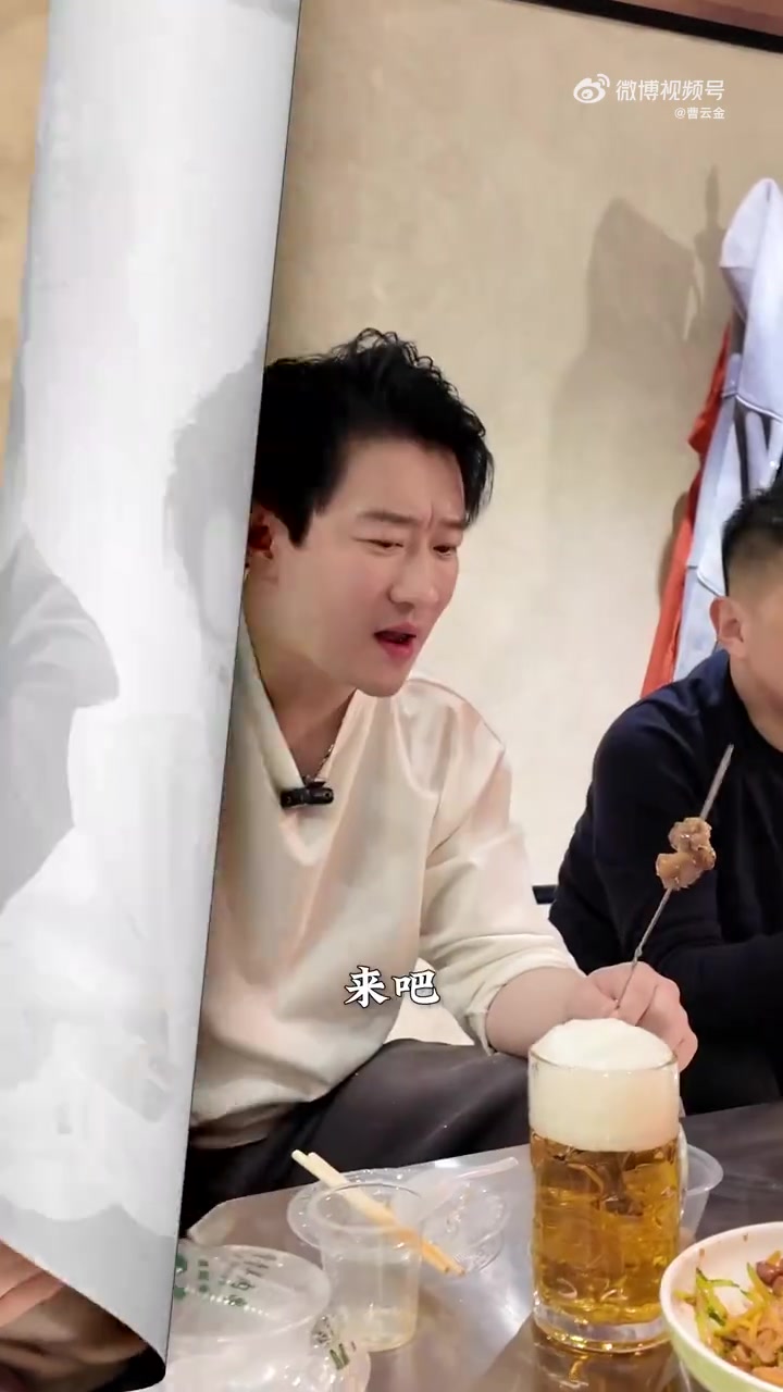 #曹云金# 只撒一把盐，全靠小山羊肉鲜，今天我来给大家烤串！#曹云金##曹云金巡演美食地图