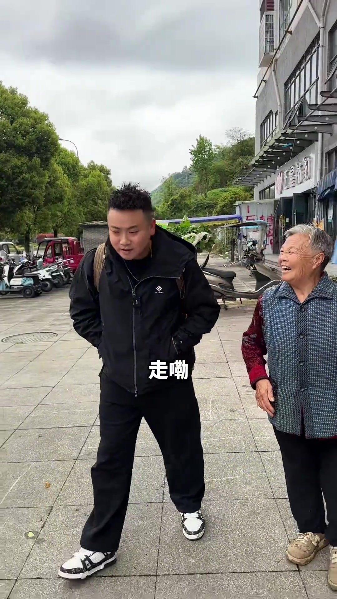 83岁婆婆卖菜摔倒，收车时遇见心酸一幕！四川