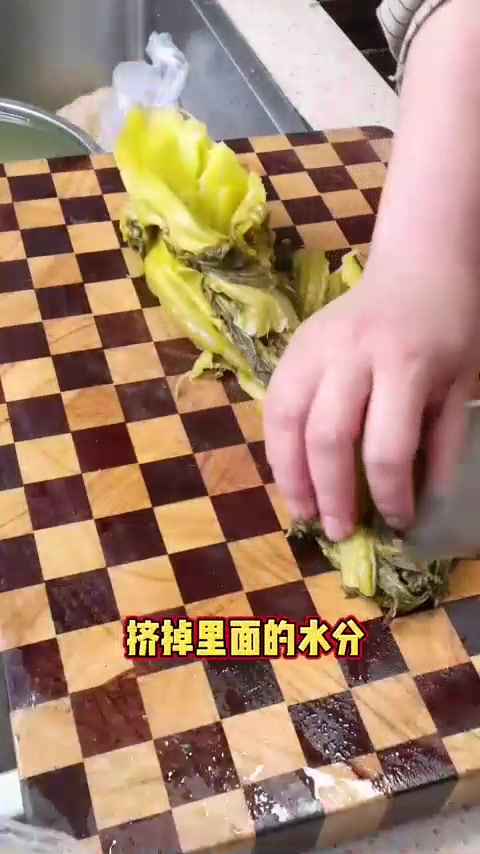 一锅开胃菜，酸菜开胃，梅条肉雪嫩两者结合口味独特，简单美味