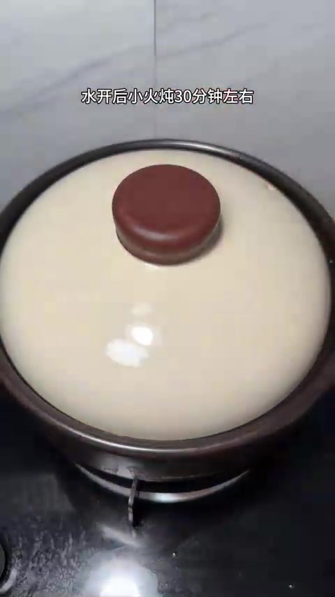 胡萝卜玉米排骨汤，加了点提前泡好的干香菇，很香很好吃！