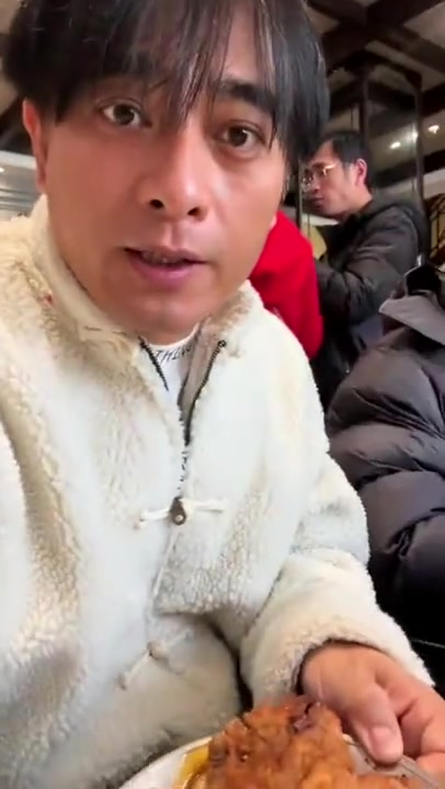 陈龙一家打卡排骨年糕！等位时东张西望超逗趣
