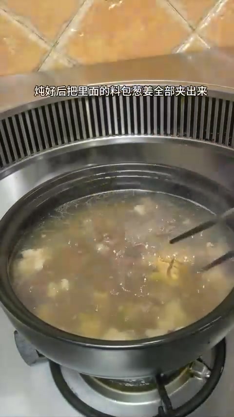 今天做的清炖牛腩配萝卜蘸水，还能吃牛肉粉，太香了！