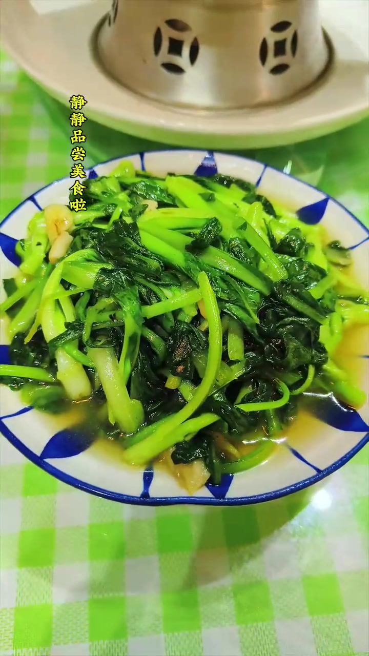 菜园里的青菜、香菜都长得很好,天冷了,摘点小菜,在乡村小院里做一锅火锅鸡,与家人一起过周末