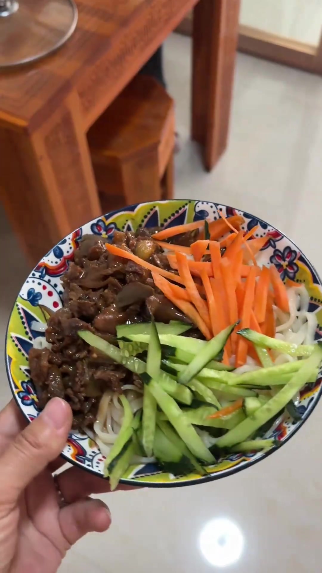 中午吃炸酱面，格玛先生吃得很香