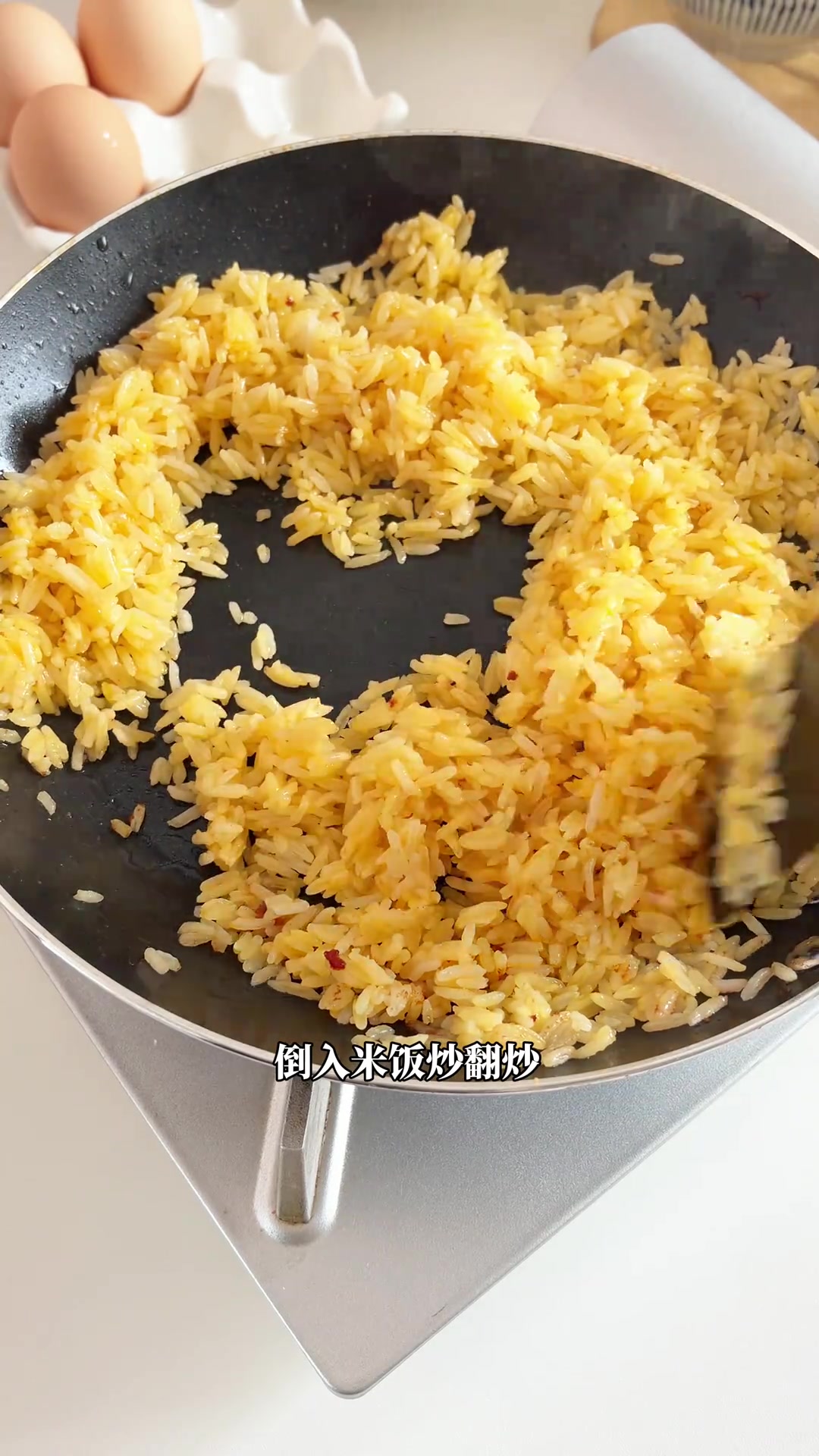 菠萝虾仁炒饭，酸甜可口超满足