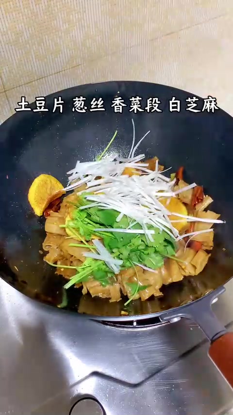 妈耶！超香的土豆片炒莜面栲栳栳，有爱吃的吗？