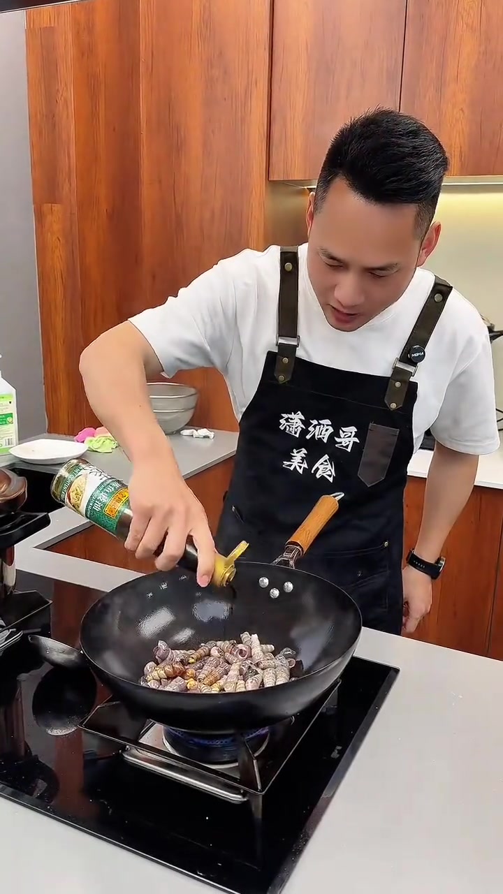 香辣钉螺泡菜煲，温州地道美食的正确吃法