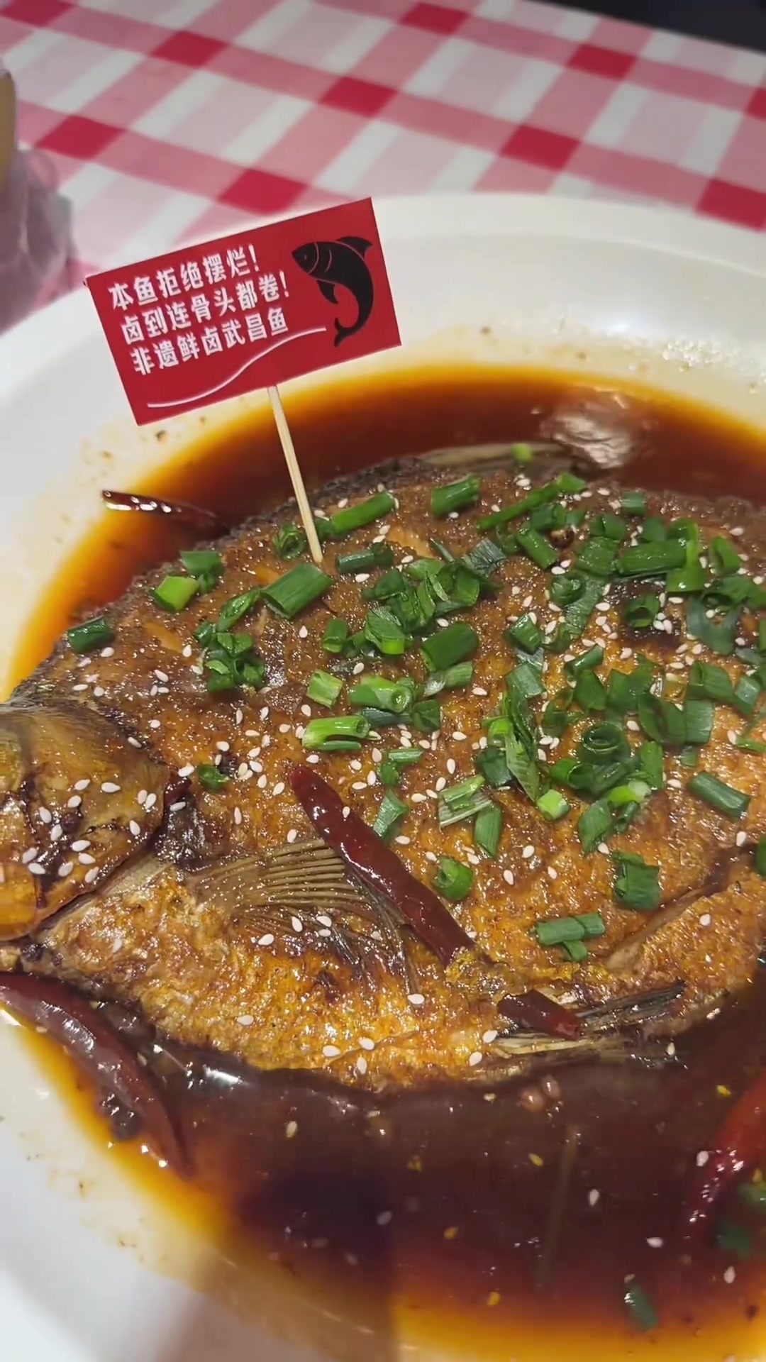 来武汉必吃本地菜，武昌鱼小龙虾，味道绝了！