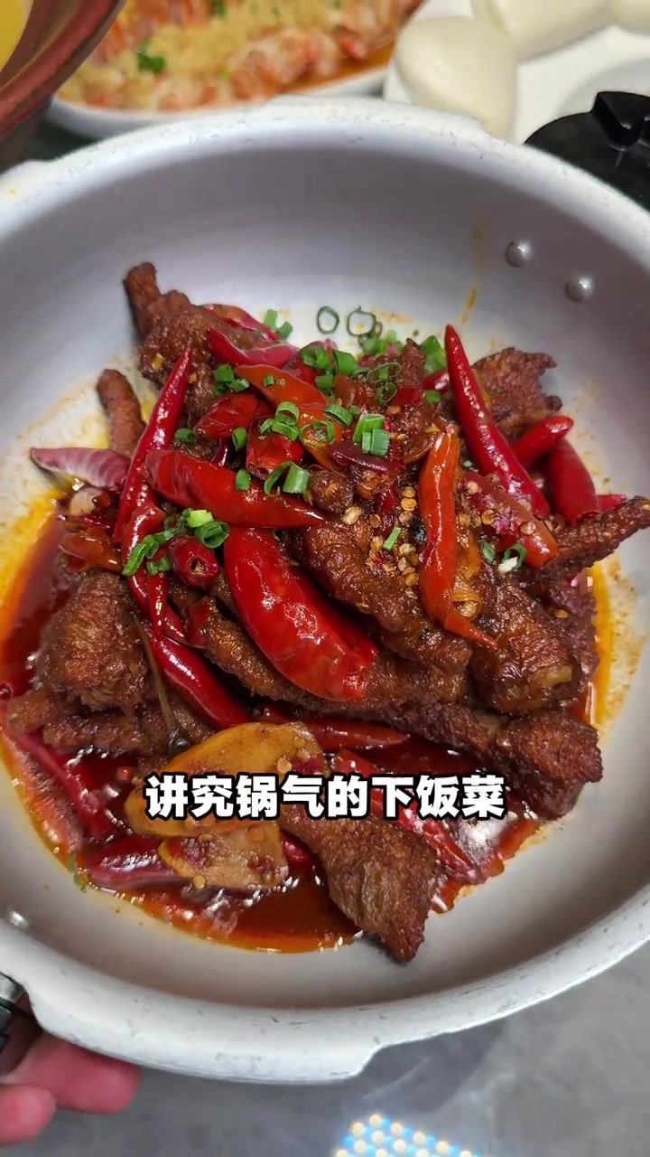 这家湘菜真的不一样,剁椒鱼头太绝了!
