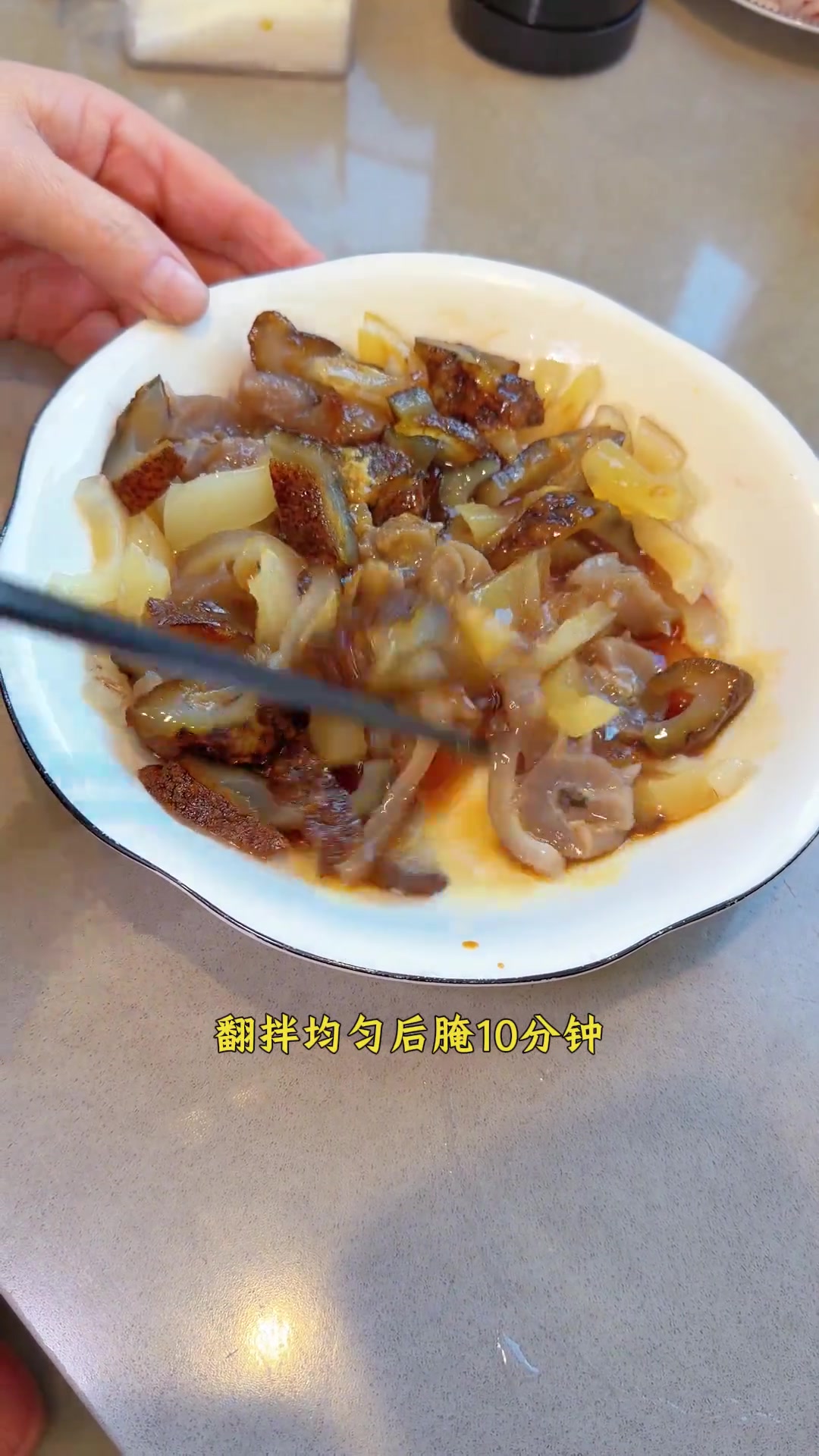 温州特色海参鱼皮汤，鲜香暖胃，从小喝到大的家常美味
