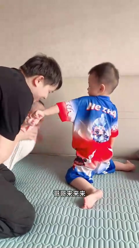 小汤圆爱跟小虎牙哥哥玩,成了小跟班!姨姨觉得兄妹像爸妈谁多?