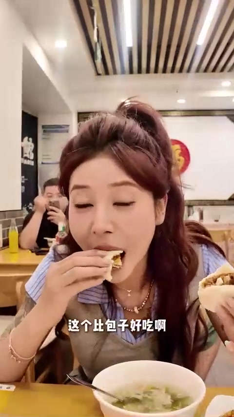 凉肘子配热烧饼堪称绝配，这个夏天真是美味！